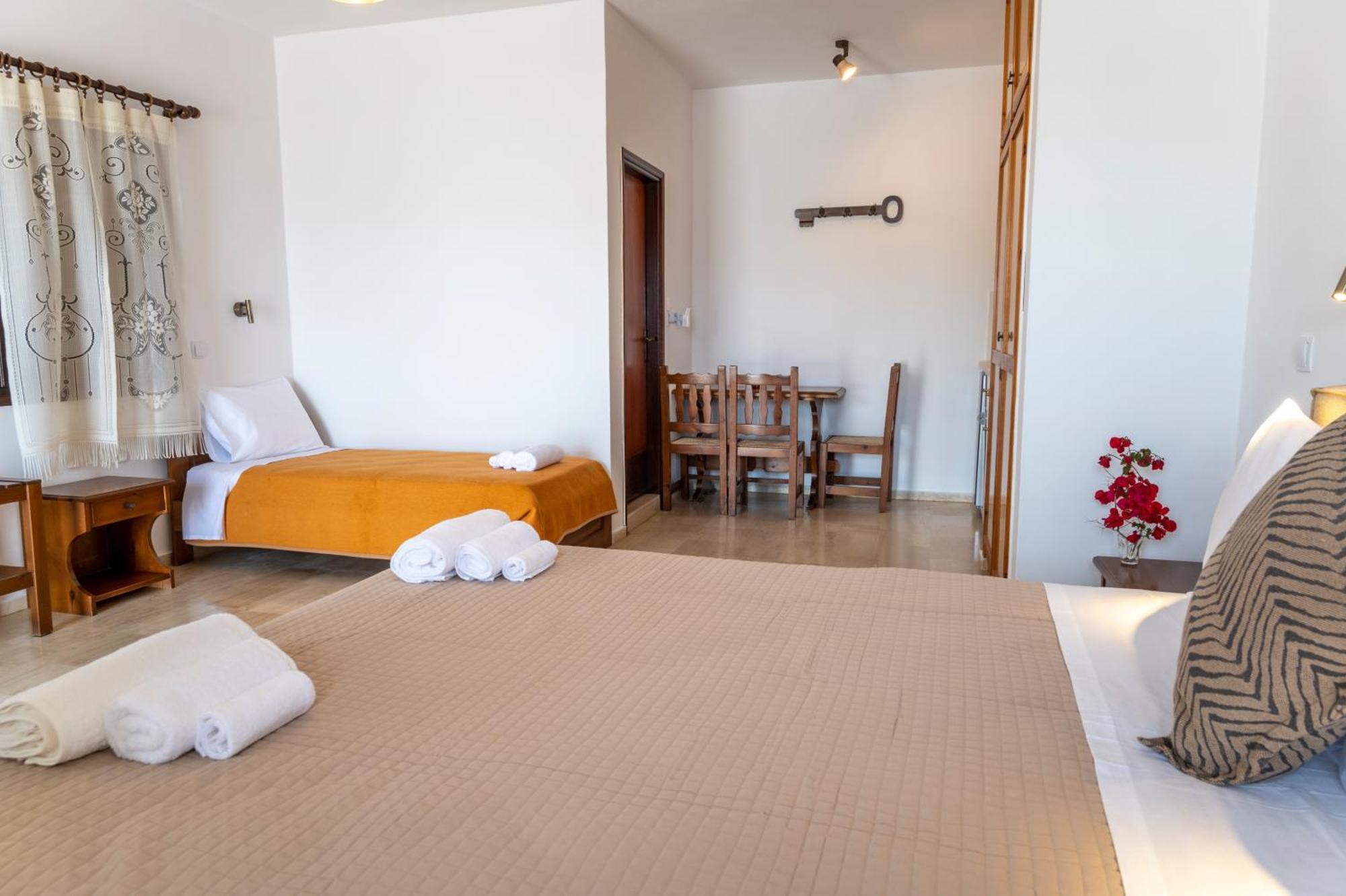 Pelagos Seafront Accommodation - George Myrties エクステリア 写真